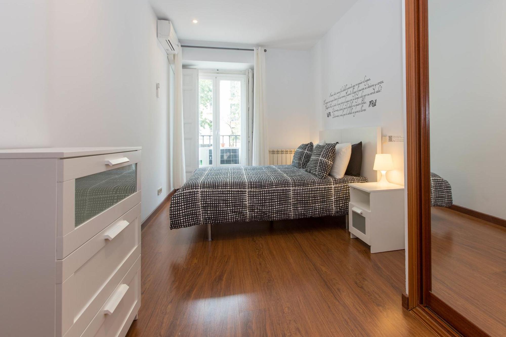 Book In Madrid- Puerta Del Sol Apartment Room photo