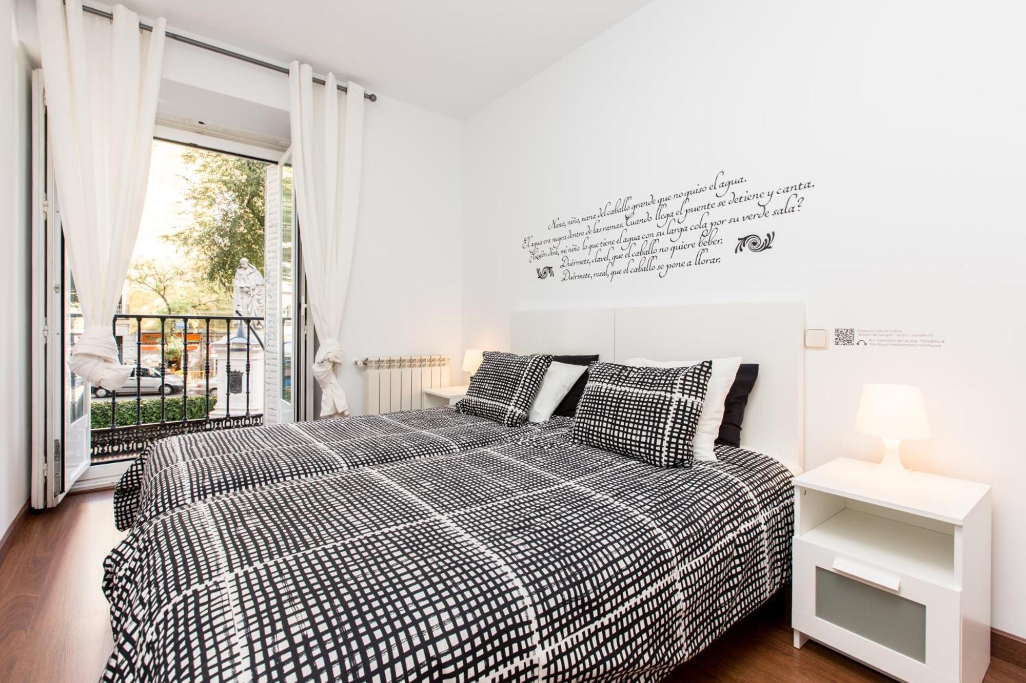 Book In Madrid- Puerta Del Sol Apartment Room photo