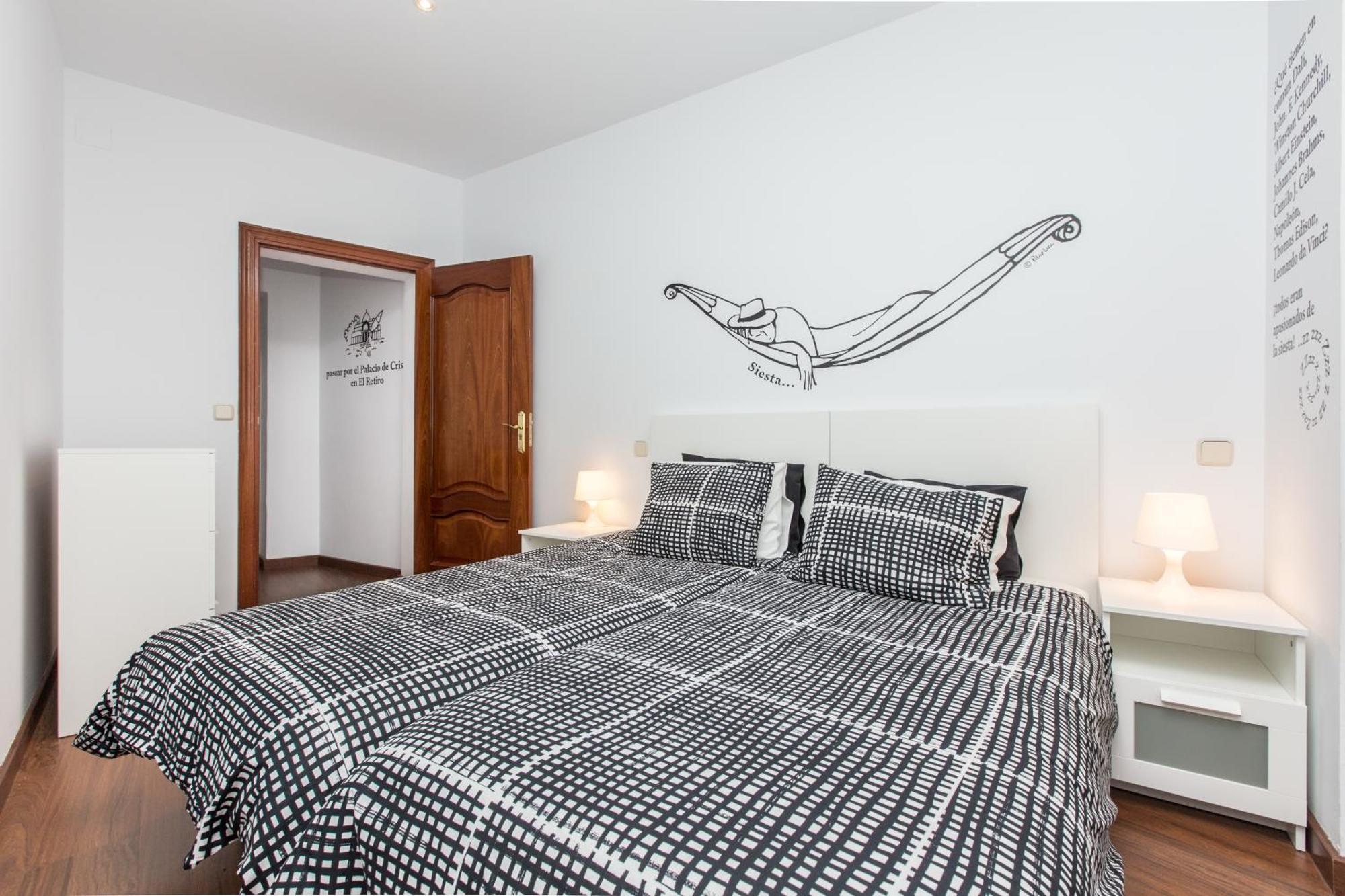 Book In Madrid- Puerta Del Sol Apartment Room photo