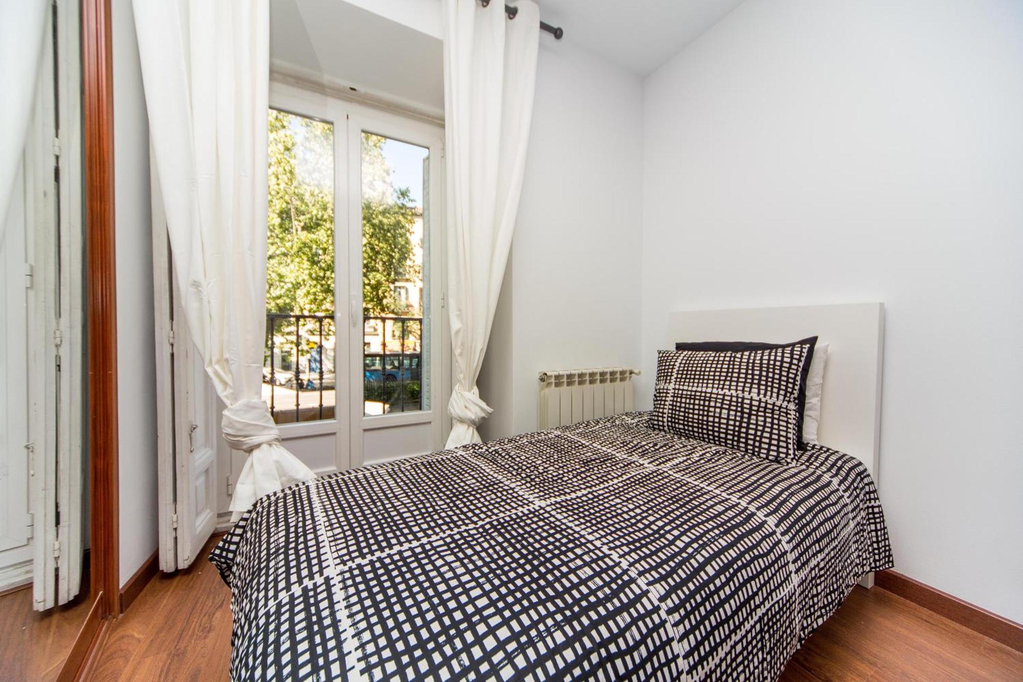 Book In Madrid- Puerta Del Sol Apartment Room photo